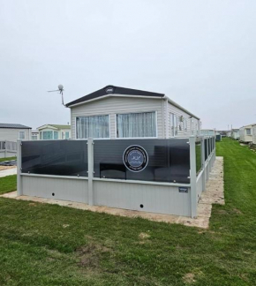 Sunnymede B7 - Fantasy Island, Hot tub, ramped veranda, WiFi - Meadow Lakes Caravan & Lodge Hire